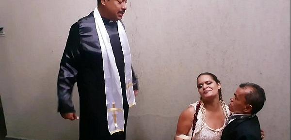  Casamento da Paty Bumbum com o anão mais famoso da televisão brasileira Zezinho Teves . Na lua de mel me judiou no anal mas me fez gozar gostoso. ( trailer - Best Seller )